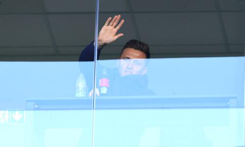 Θαυμάζει την ομάδα του από την κερκίδα thumb