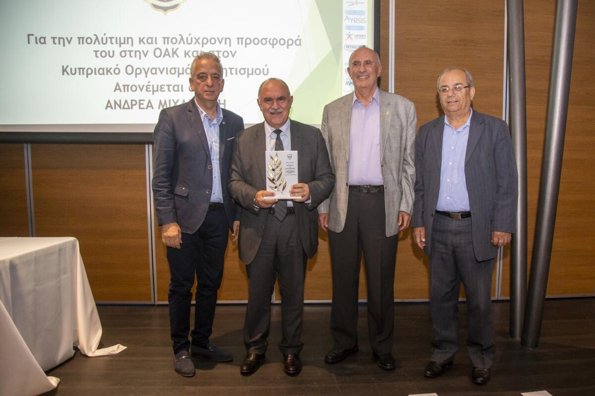 Η Ομοσπονδία Αντισφαίρισης Κύπρου  τίμησε τον Ανδρέα Μιχαηλίδη με το Αριστείο thumb