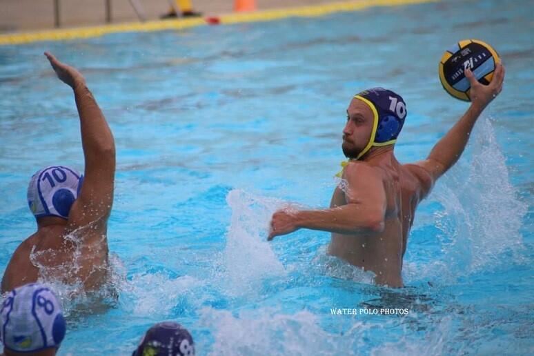 Υδατοσφαίριση: Γαλαζοκίτρινο το ντέρμπι, γαλαζοκίτρινη και η κορυφή thumb