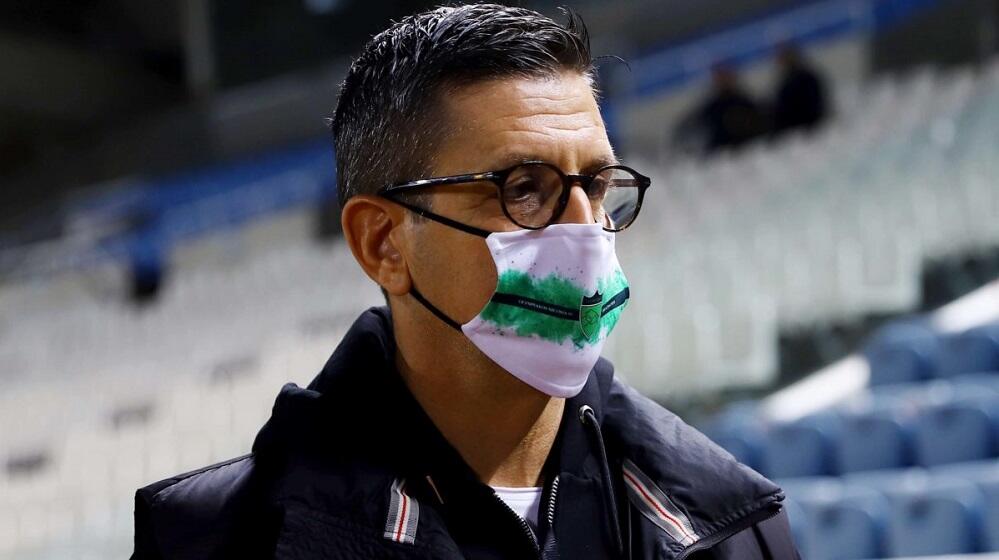 «Μάκρυνε το παπούτσι! Βλέπετε ποδοσφαιριστή ή… τσολιά;» thumb