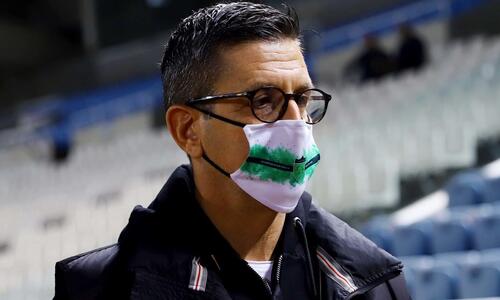 «Μάκρυνε το παπούτσι! Βλέπετε ποδοσφαιριστή ή… τσολιά;» thumb