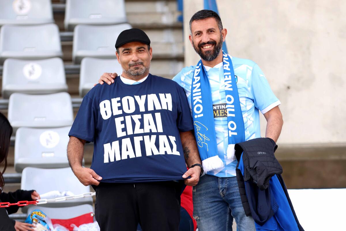 Έστειλε μήνυμα στον... Θεουλή! thumb