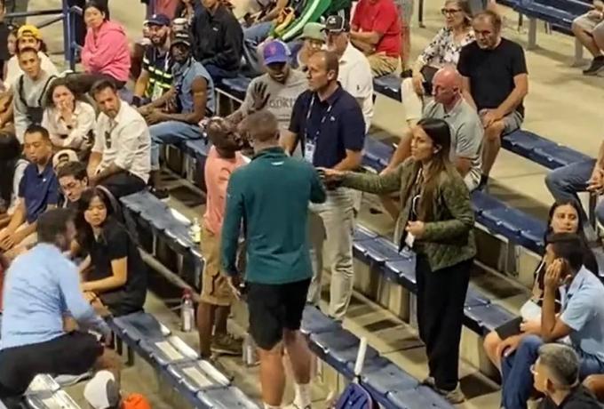 Επίθεση θεατή στον Τροΐτσκι: «Εδώ είναι Νέα Υόρκη, δεν είναι η γαμ***νη Σερβία» thumb