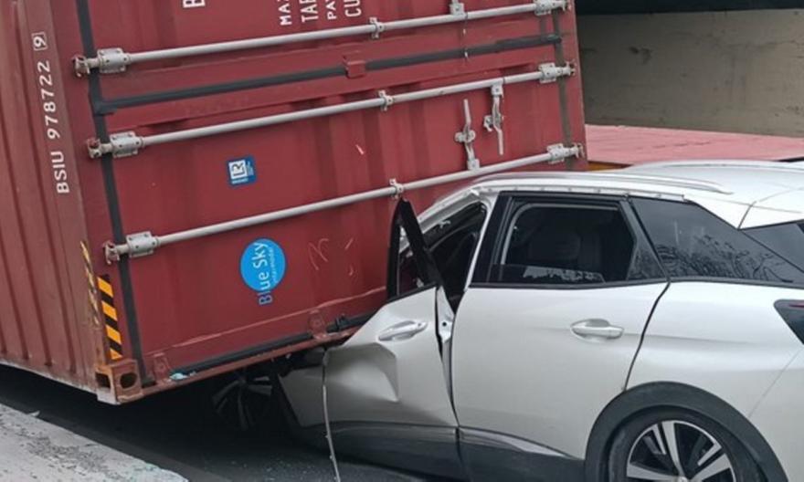 Σοκαριστικό τροχαίο: Έπεσε κοντέινερ στο αμάξι του Ντάνστον! (ΒΙΝΤΕΟ) thumb