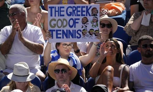 Το απίθανο πλακάτ υποστηρίκτριας του Στέφανου thumb