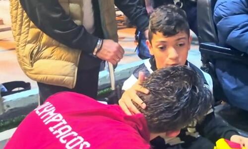 Αυτό πρέπει να είναι το ποδόσφαιρο: Η όμορφη στιγμή του Τζολάκη με μικρό φίλο του ΠΑΟΚ thumb