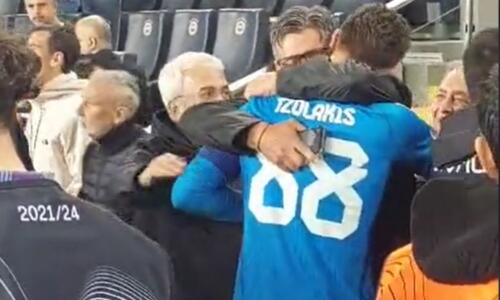 Συγκλονιστική στιγμή: Η αγκαλιά του Τζολάκη με τον πατέρα του μετά τις τρεις αποκρούσεις πέναλτι thumb