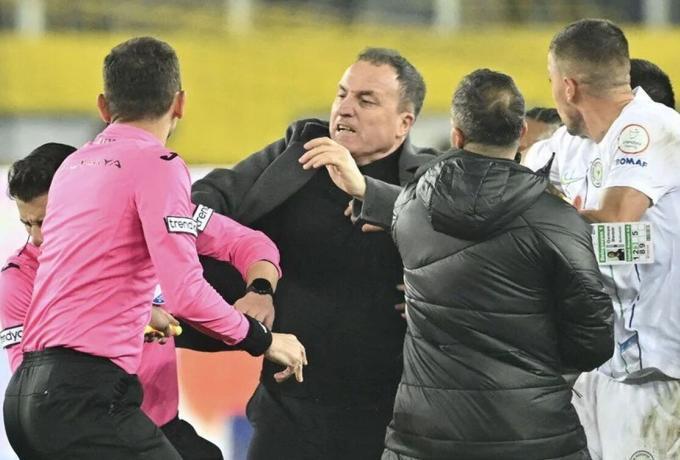 Ισόβιος αποκλεισμός στον πρόεδρο μετά τη γροθιά στον διαιτητή! thumb