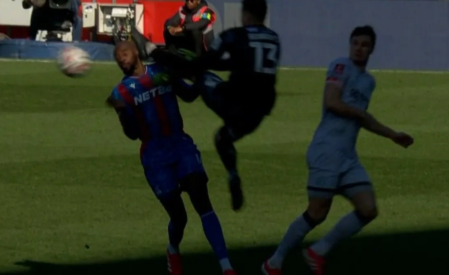 Εγκληματικό μαρκάρισμα από τον τερματοφύλακα της Μίλγουολ thumb