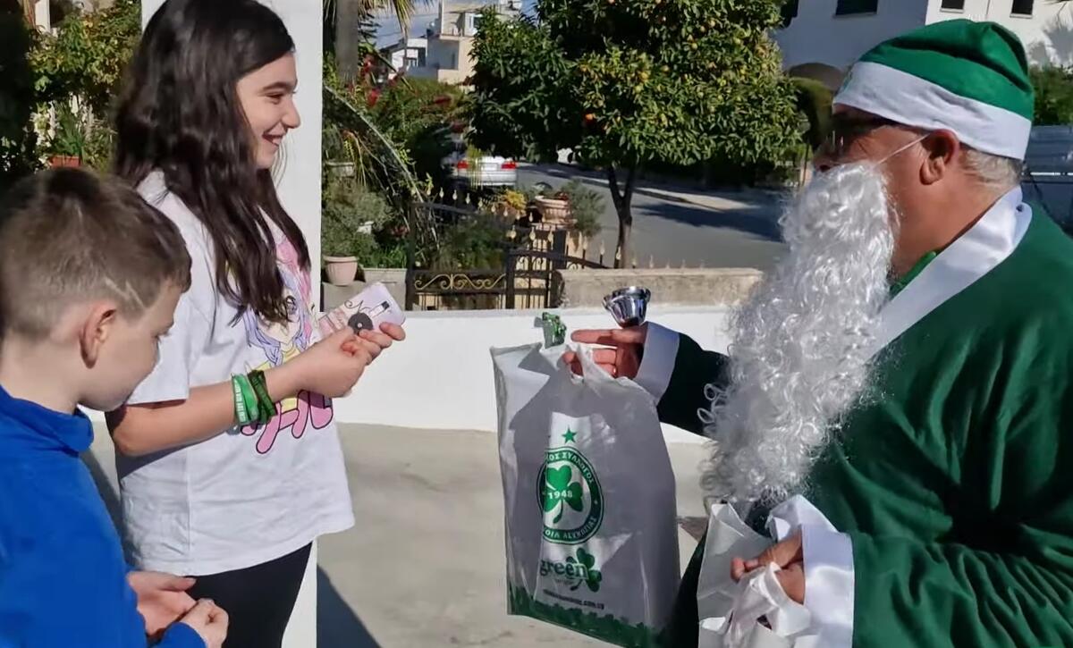 Μοίρασε δώρα και... χαμόγελα ο πράσινος Άη-Βασίλης! (ΒΙΝΤΕΟ) thumb