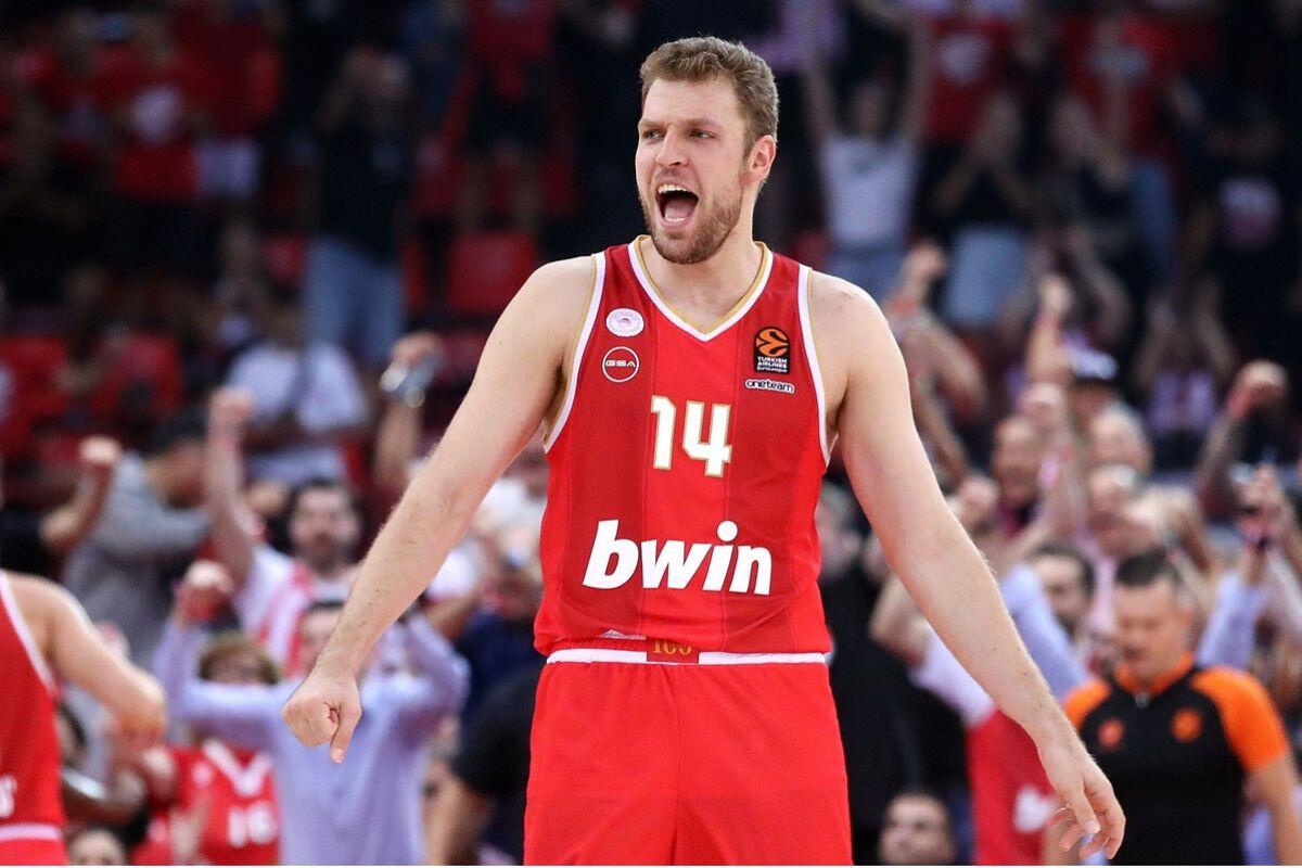 Σάρωσε την Αρμάνι ο Ολυμπιακός με MVP τον Βεζένκοβ! thumb