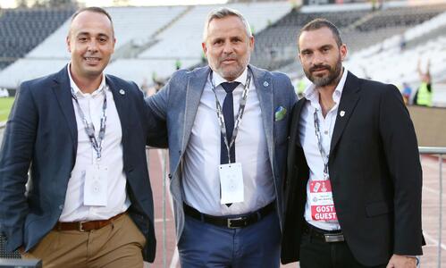 Η αγκαλιά Κλήμη-Ρόκα στο αεροδρόμιο! (pic) thumb