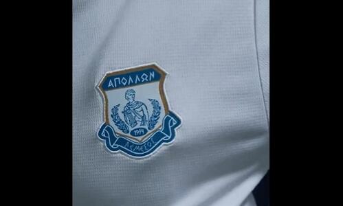 Πόζαρε με τα κυανόλευκα ο νέος (βίντεο) thumb