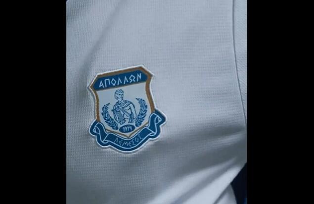 Πόζαρε με τα κυανόλευκα ο νέος (βίντεο) thumb
