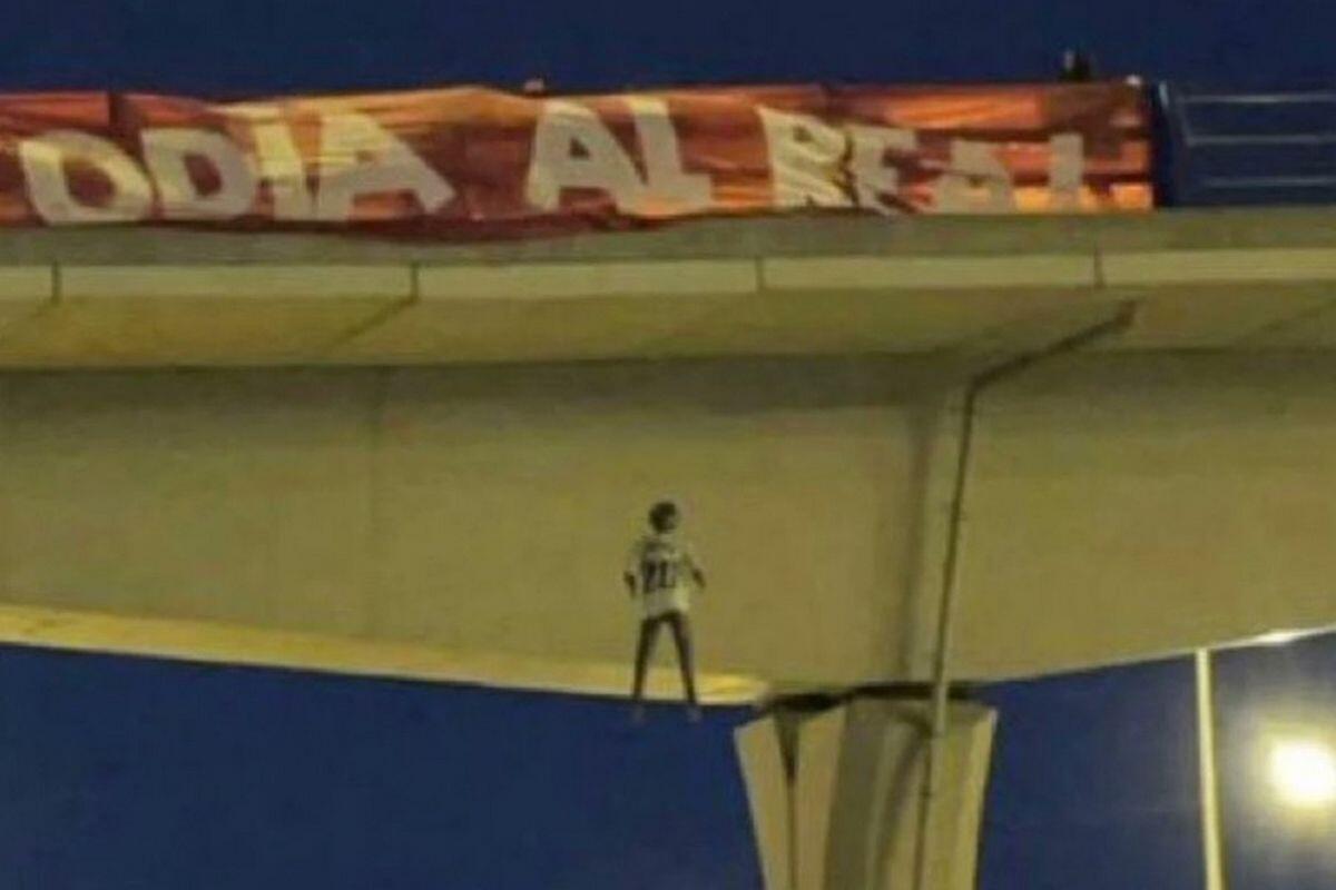 Τέσσερις συλλήψεις για την κούκλα με τη φανέλα του Βινίσιους σε γέφυρα της Μαδρίτης! thumb