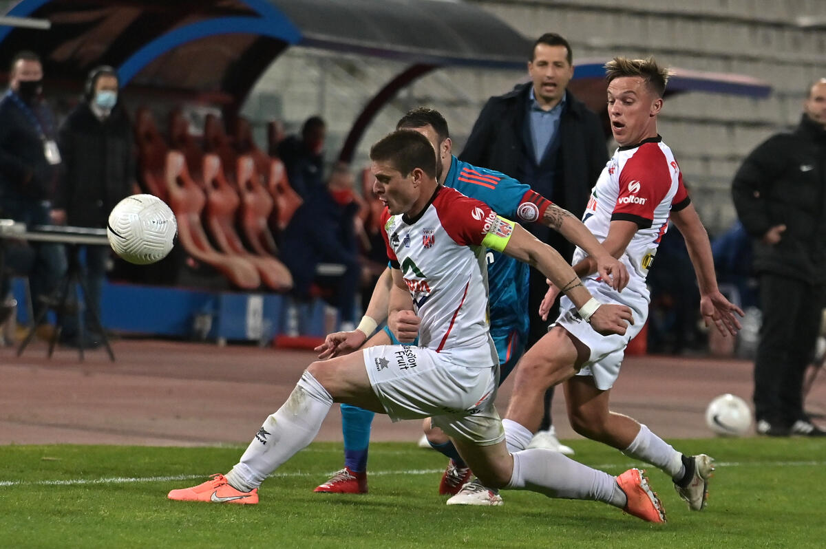 Super League: Ο Εμβιλά χάρισε το «τρίποντο» στον Ολυμπιακό thumb