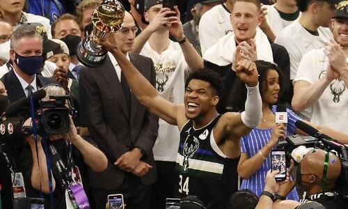 Ο Γιάννης Αντετοκούνμπο αναδείχθηκε MVP των τελικών (vid) thumb