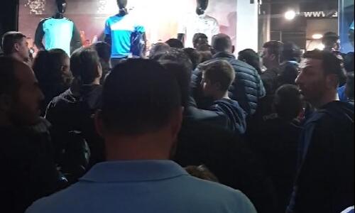 Χαμένος στο... πλήθος ο Ουάρντα! (ΒΙΝΤΕΟ) thumb
