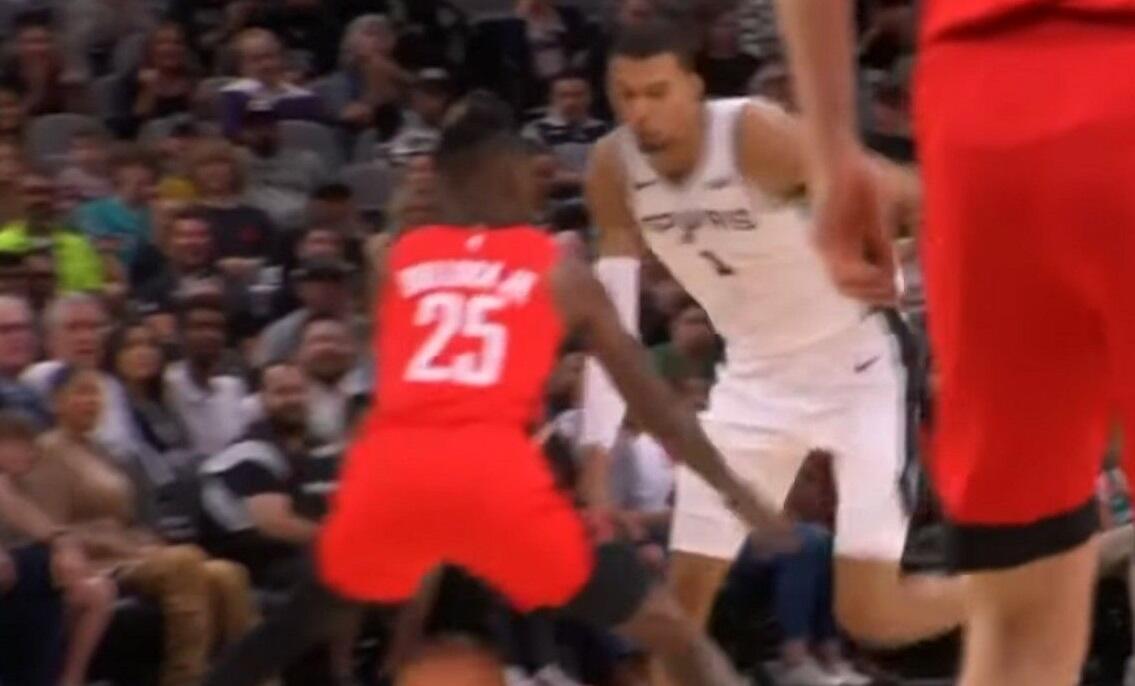NBA: Ο Βικτόρ Γουεμπανιαμά έκανε... ποδιά στον Ρέτζι Μπούλοκ thumb
