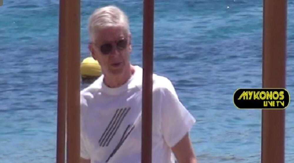 Βενγκέρ: Στη Μύκονο παρέα με νεαρή (pics, vid) thumb