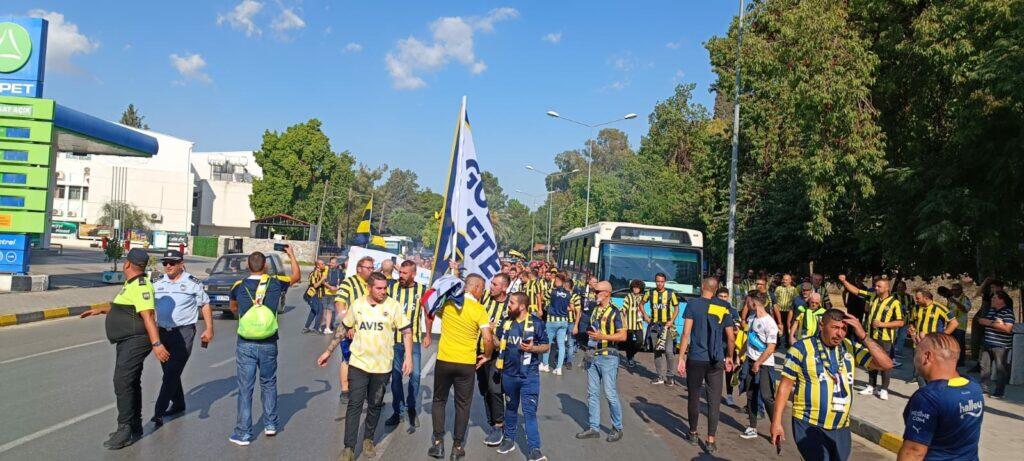 Βίντεο: Πέρασαν το οδόφραγμα και τώρα πάνε Λάρνακα οι οπαδοί της Φενέρμπαχτσέ thumb