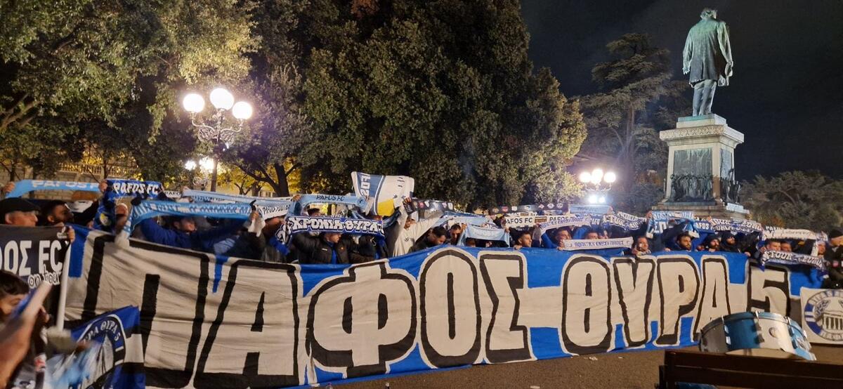 ΒΙΝΤΕΟ ST: Συνθήματα, ενθουσιασμός και αδημονία για το ματς thumb