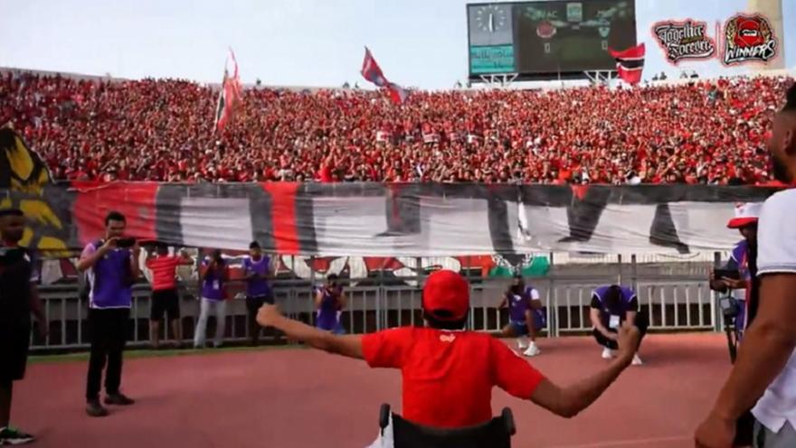 Τρομερό video: Αποθέωσαν οπαδό με κινητικά προβλήματα που δέχτηκε bullying! thumb