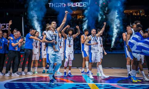 Γαλανόλευκο πάρτι: Οι έξαλλοι πανηγυρισμοί των Ελλήνων διεθνών με τα μετάλλια στο λαιμό! thumb