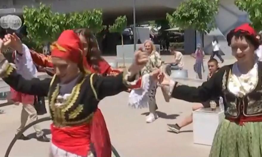 Χοροί και… ρακές στο Μαρούσι από τους Κρητικούς πριν τον τελικό! thumb
