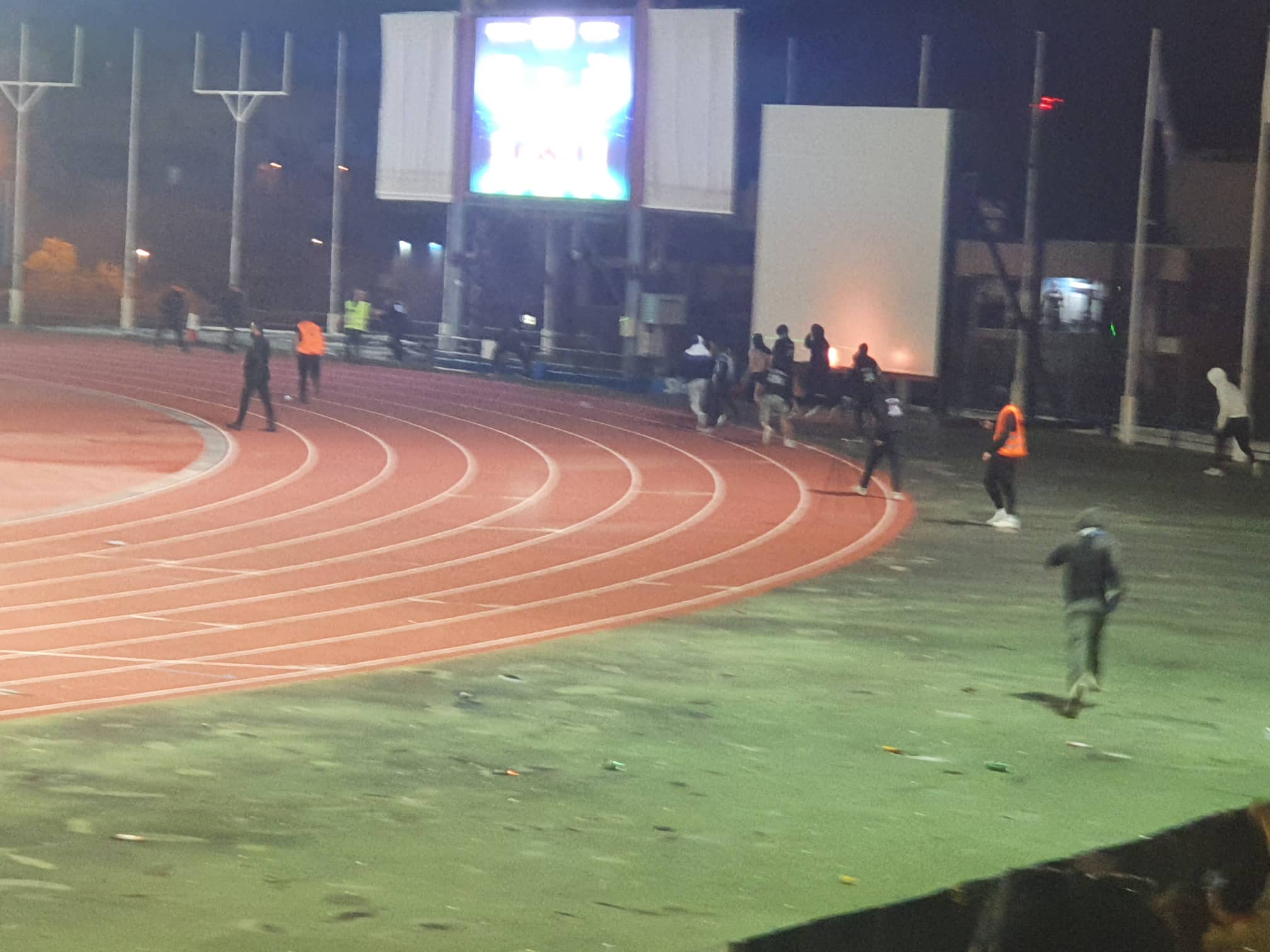 ΦΩΤΟΣ-ΒΙΝΤΕΟ ST: Επεισόδια στο Τσίρειο, έκαναν ντου στο γήπεδο οι οπαδοί! thumb