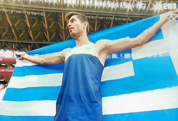 Φωταγωγήθηκε το δημαρχείο Γρεβενών για τον Μίλτο Τεντόγλου thumb