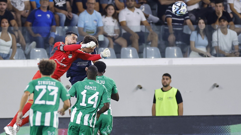 Άρης - Πάφος 1-1: Τον στρίμωξε γερά, έπεσε πάνω στον… Βανά! thumb