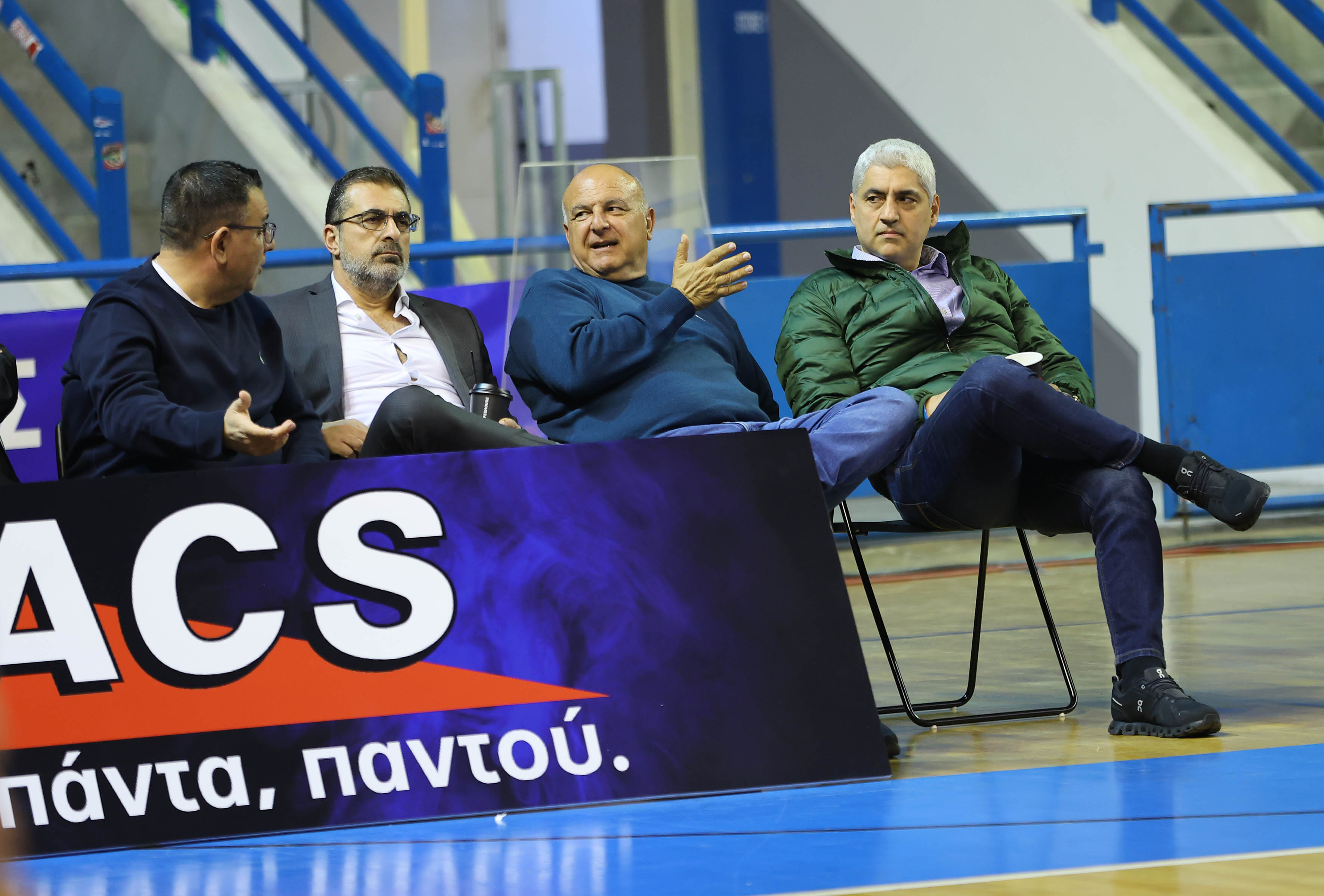 Δίπλα τους... thumb