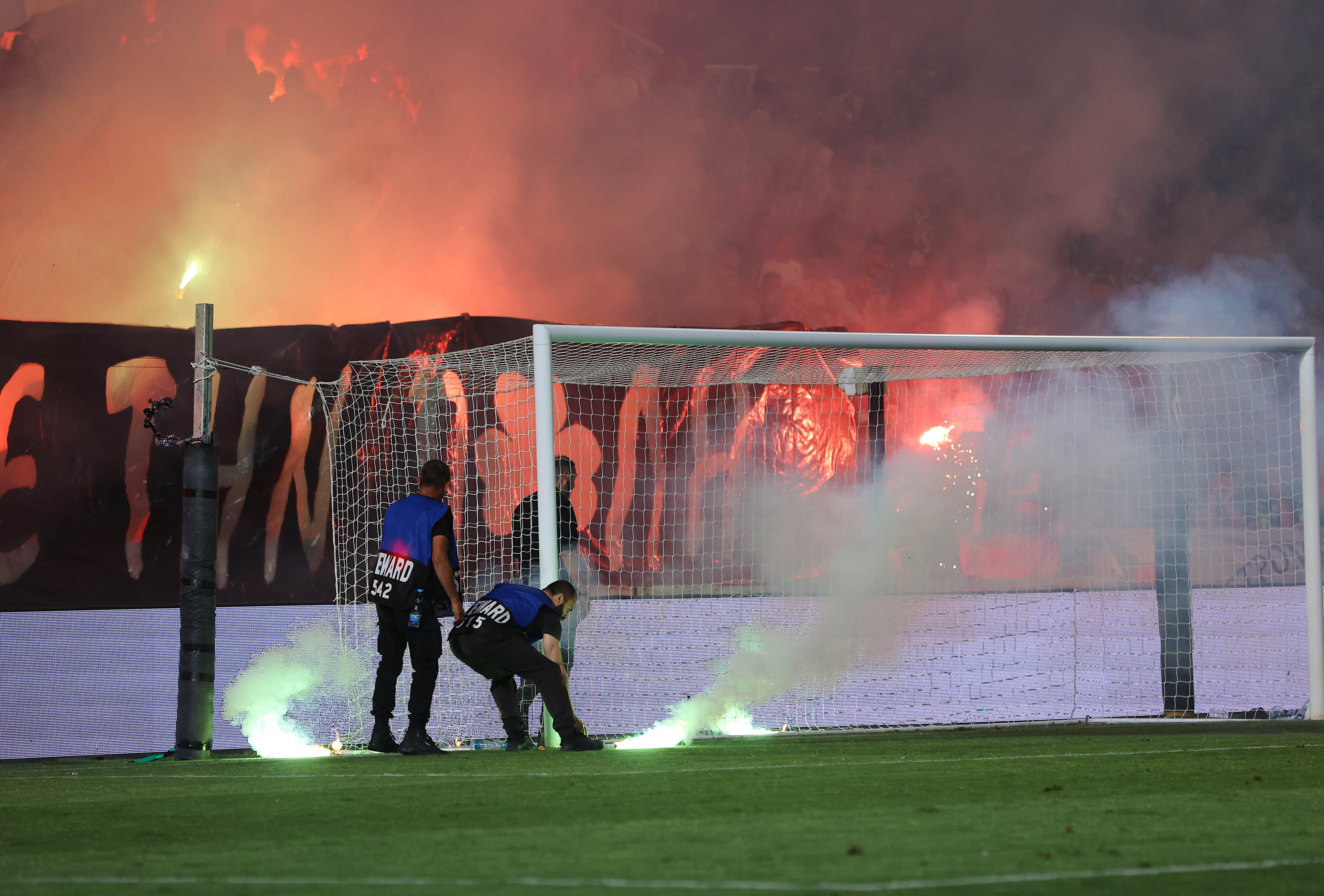 Οι φωτοβολίδες στον αγωνιστικό χώρο έφεραν προσωρινή διακοπή thumb