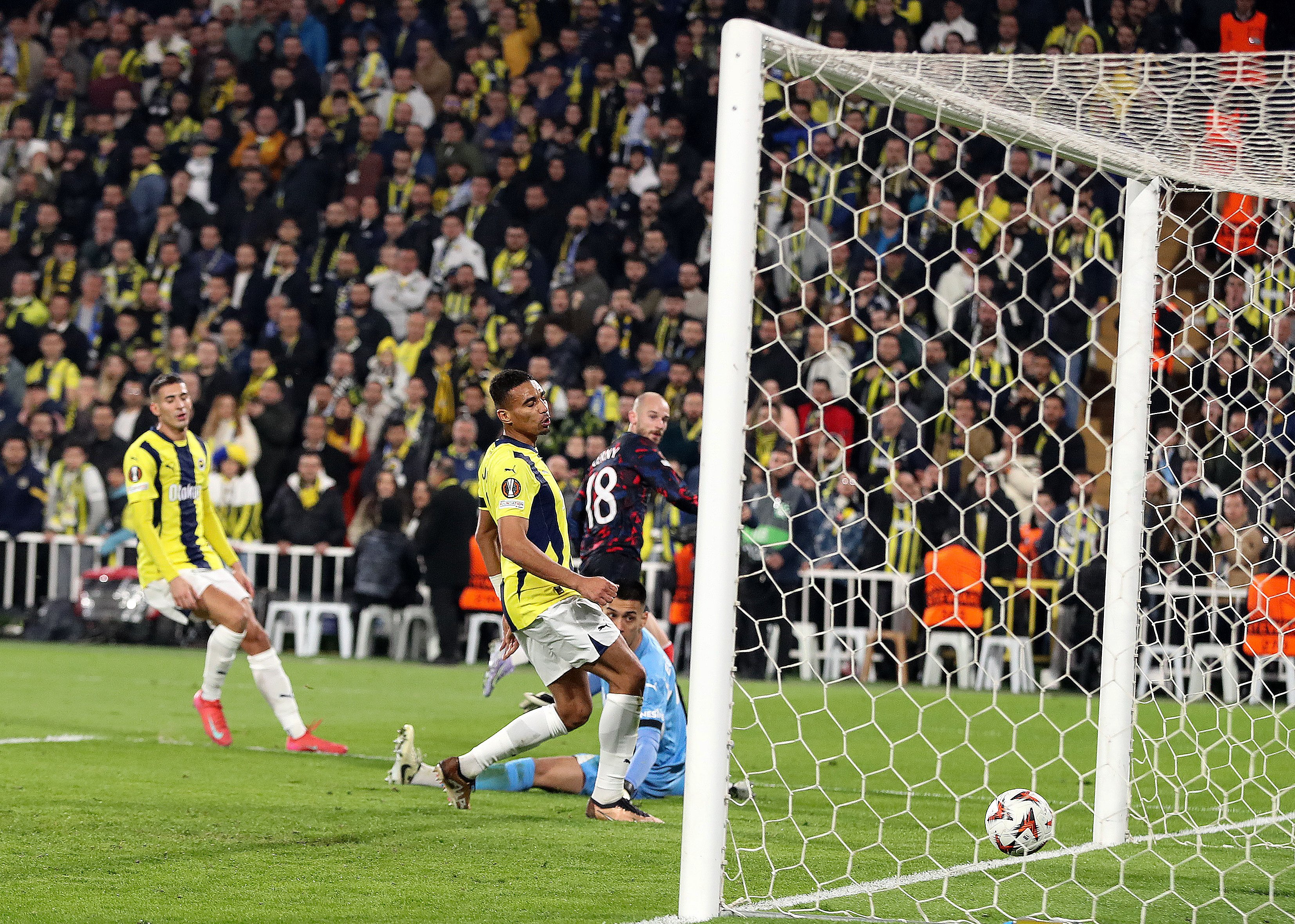 Europa League: «Αγκαλιά» με το «εισιτήριο» για τους «8», Ρέιντζερς και Λιόν thumb
