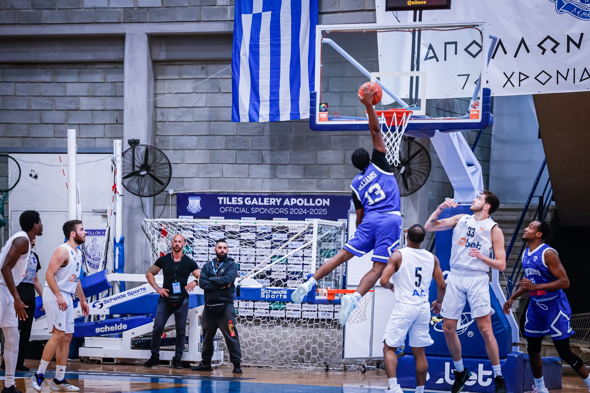 Καλημερίζει με φοβερό «κάρφωμα»! thumb