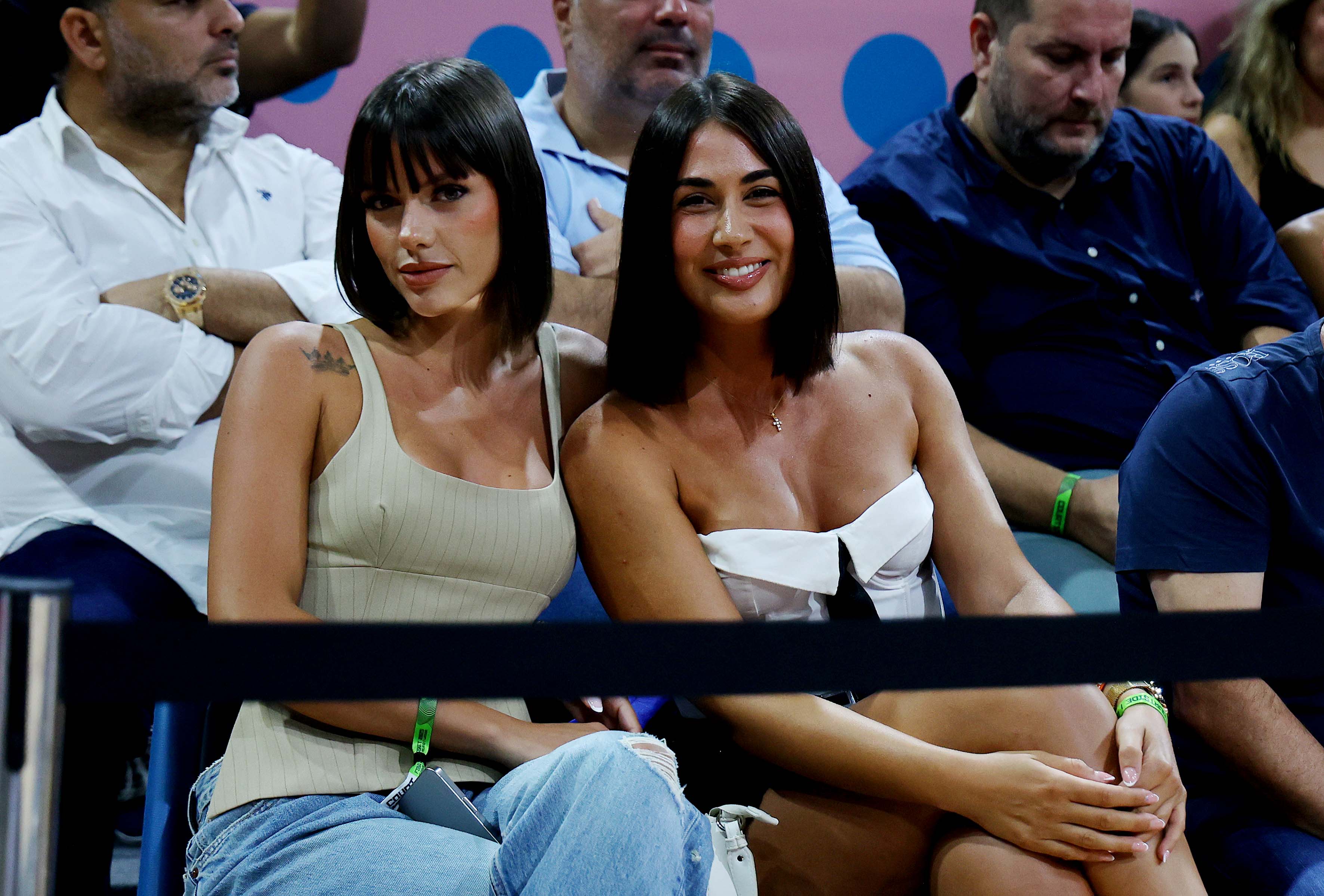 Μαριγκόνα και… Μαριπόζα στο πλευρό της Ελλάδας! thumb