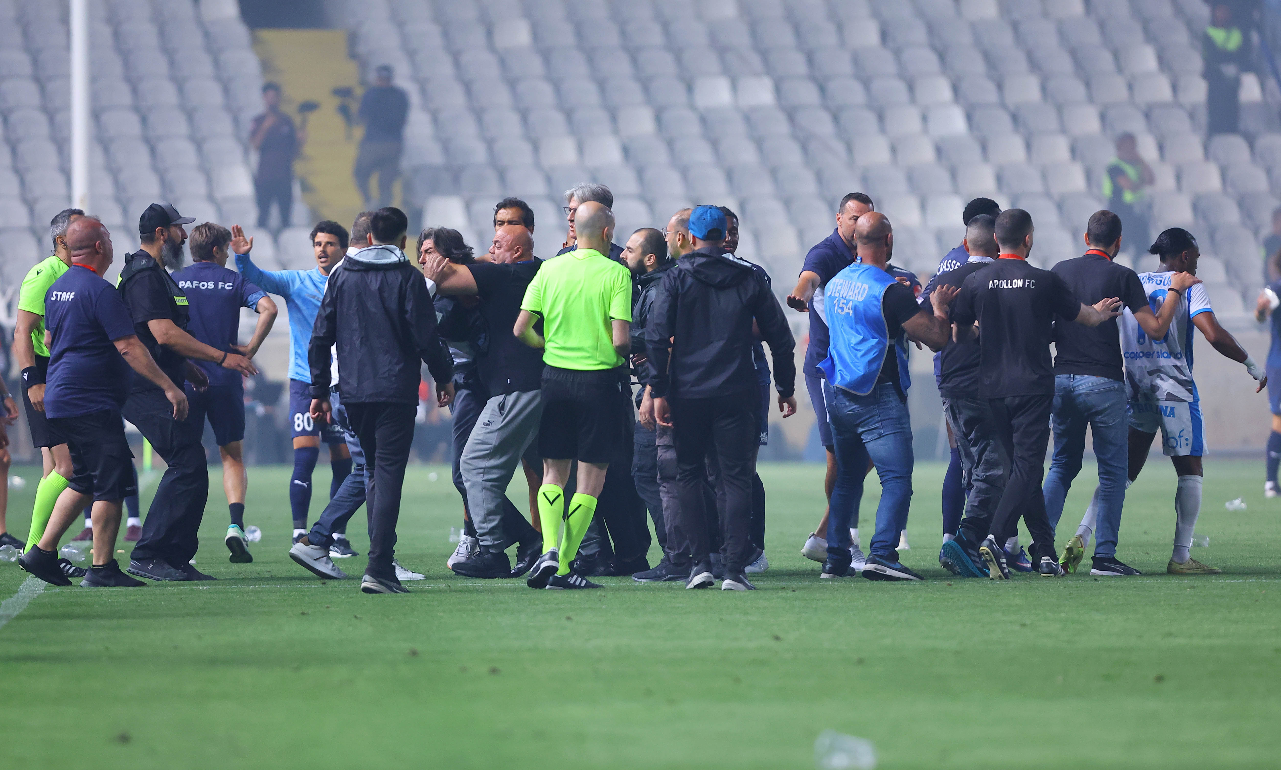 Μισή ντουζίνα αποβολές στον τελικό κυπέλλου!  thumb