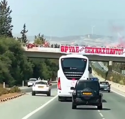 Υποδοχή στον αυτοκινητόδρομο για την αποστολή του Ολυμπιακού (video) thumb